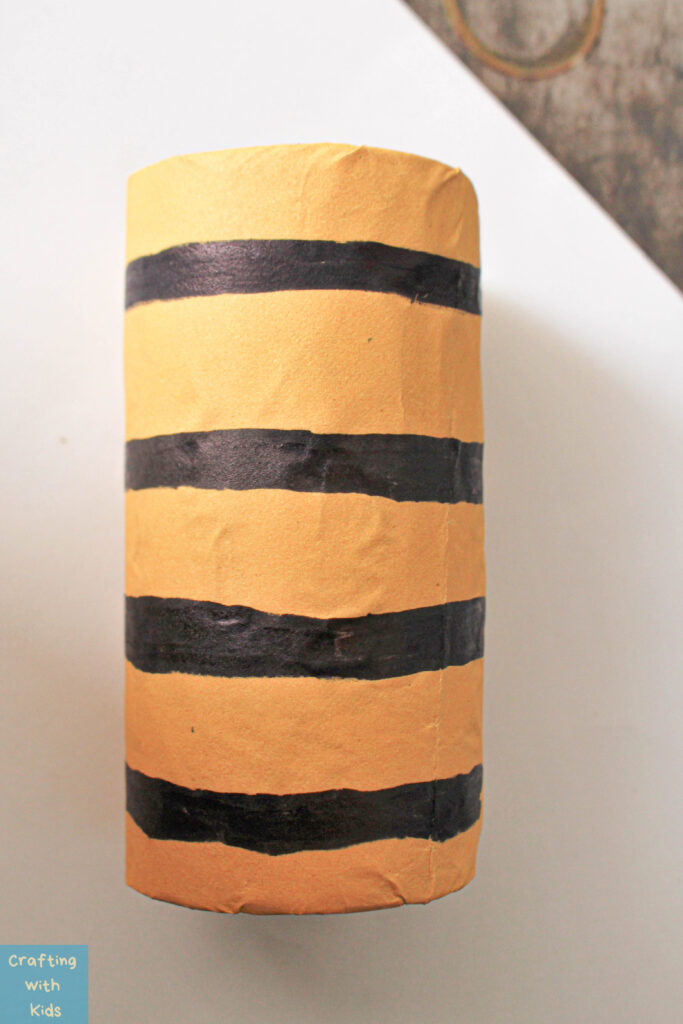 drawing lines to make Bee on toilet paper tube